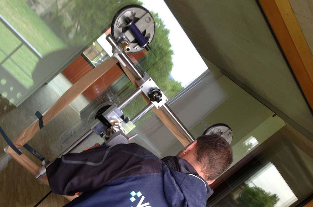 vetrox, glaskratzer, glaskratzer entfernen, glaskratzerentfernung, scratching, graffiti, glass doc, glassanierung, verkratztes glas